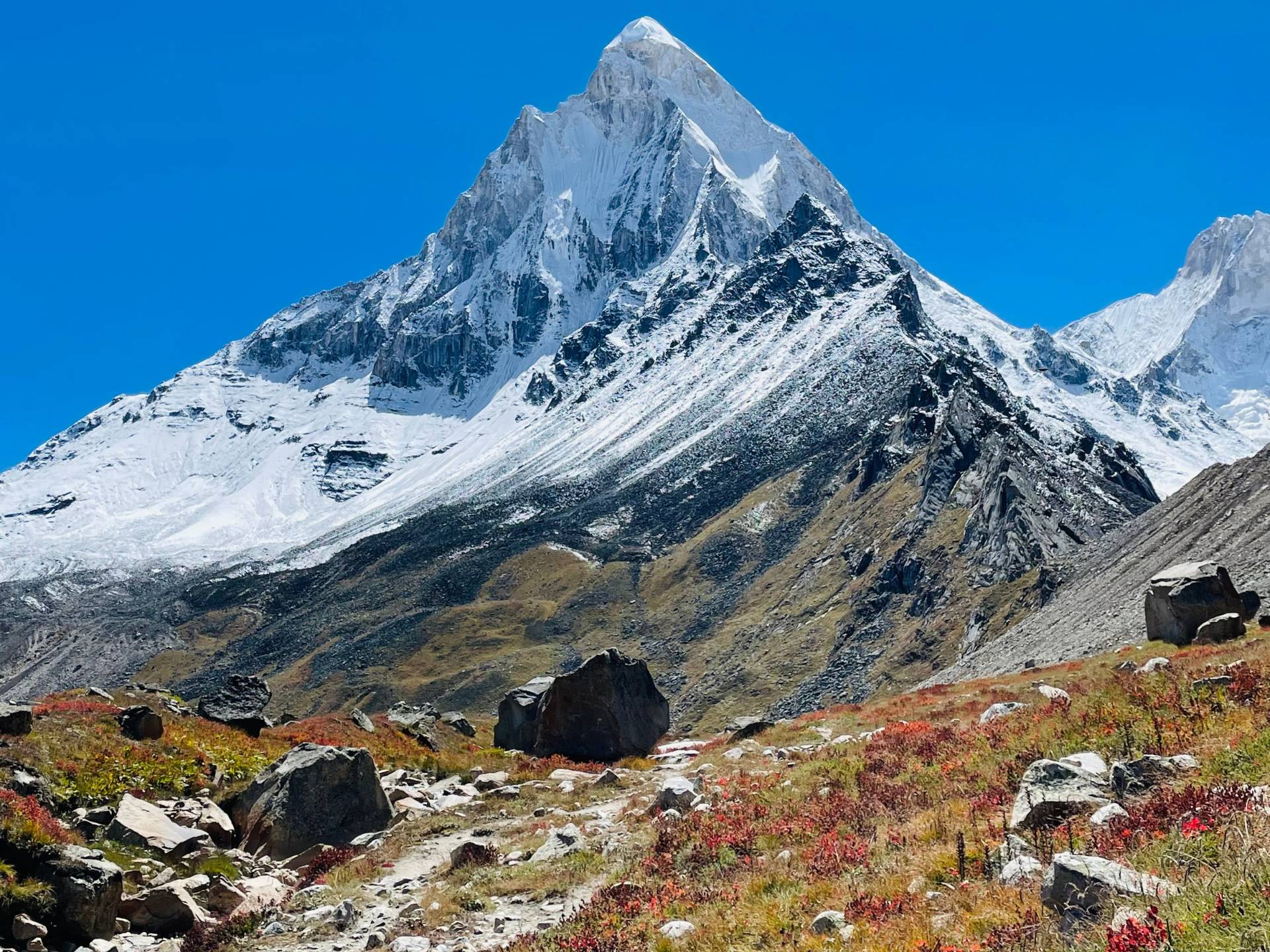 Shivling as seen from Gaumukh Tapovan