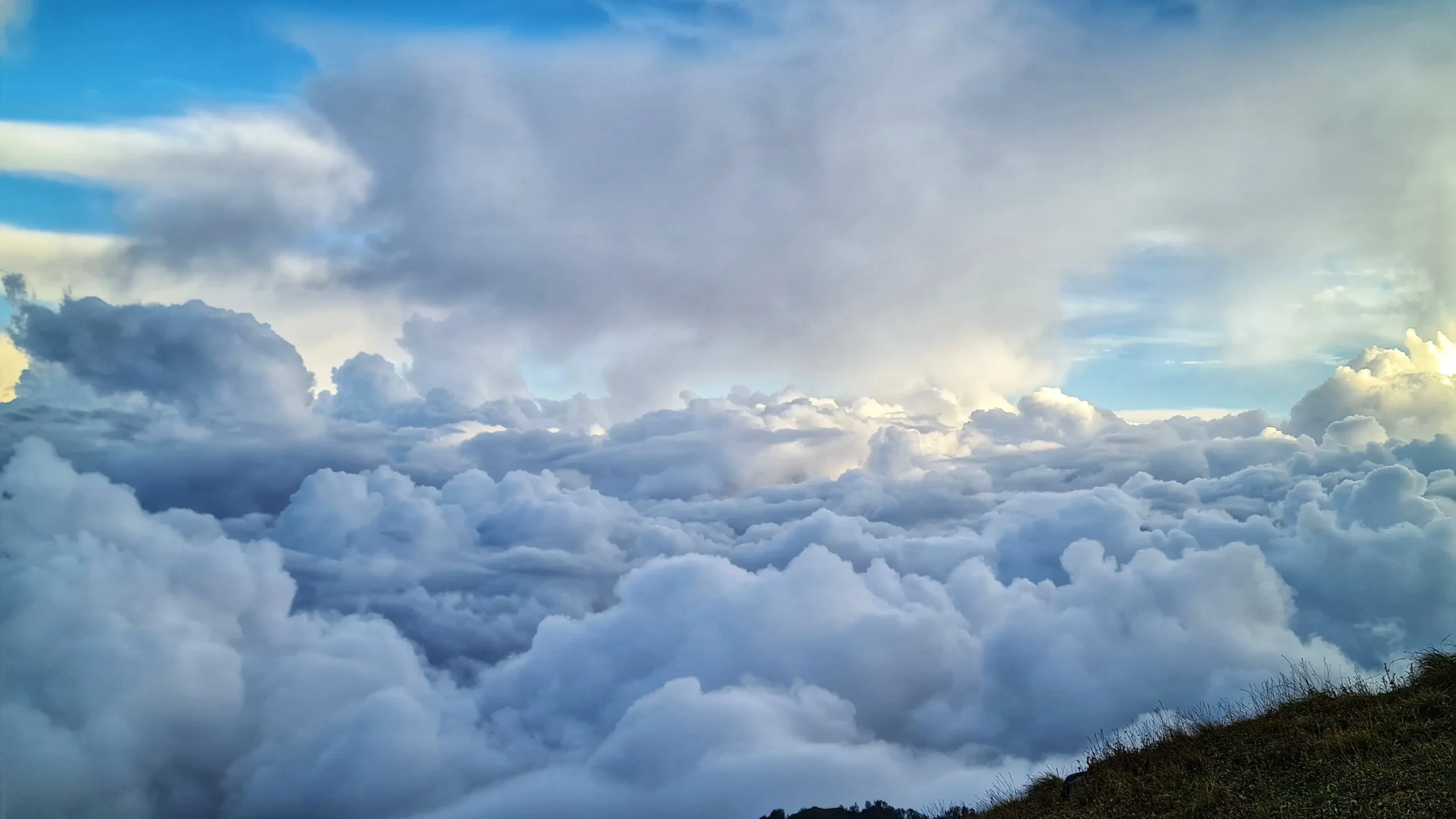 Cloud view from siyari ridge