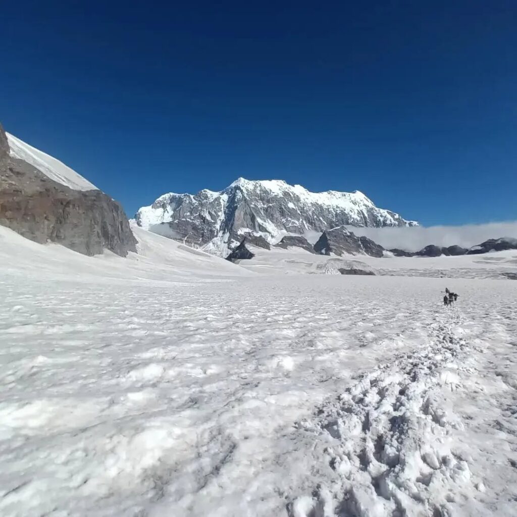 Panpatia Col trek, among the most difficult treks in India, showing snow-covered trail and towering white Himalayan mountains.