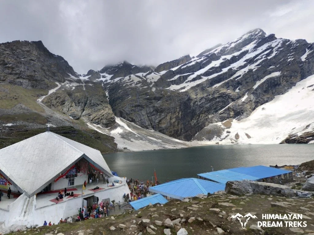 Hemkund Sahib Gurudwara by the glacial lake surrounded by mountains