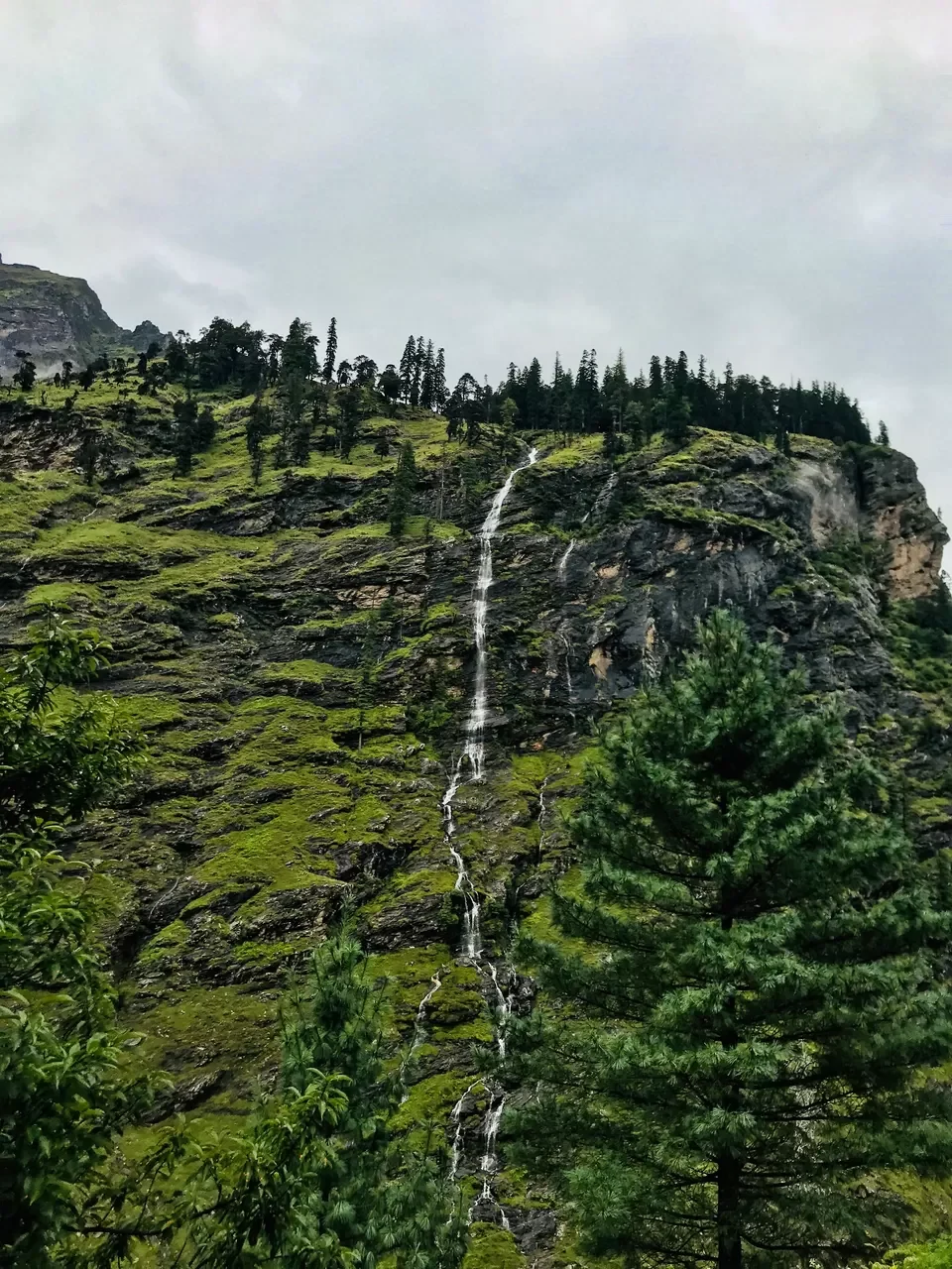 Small waterfall enroute Bhrigu