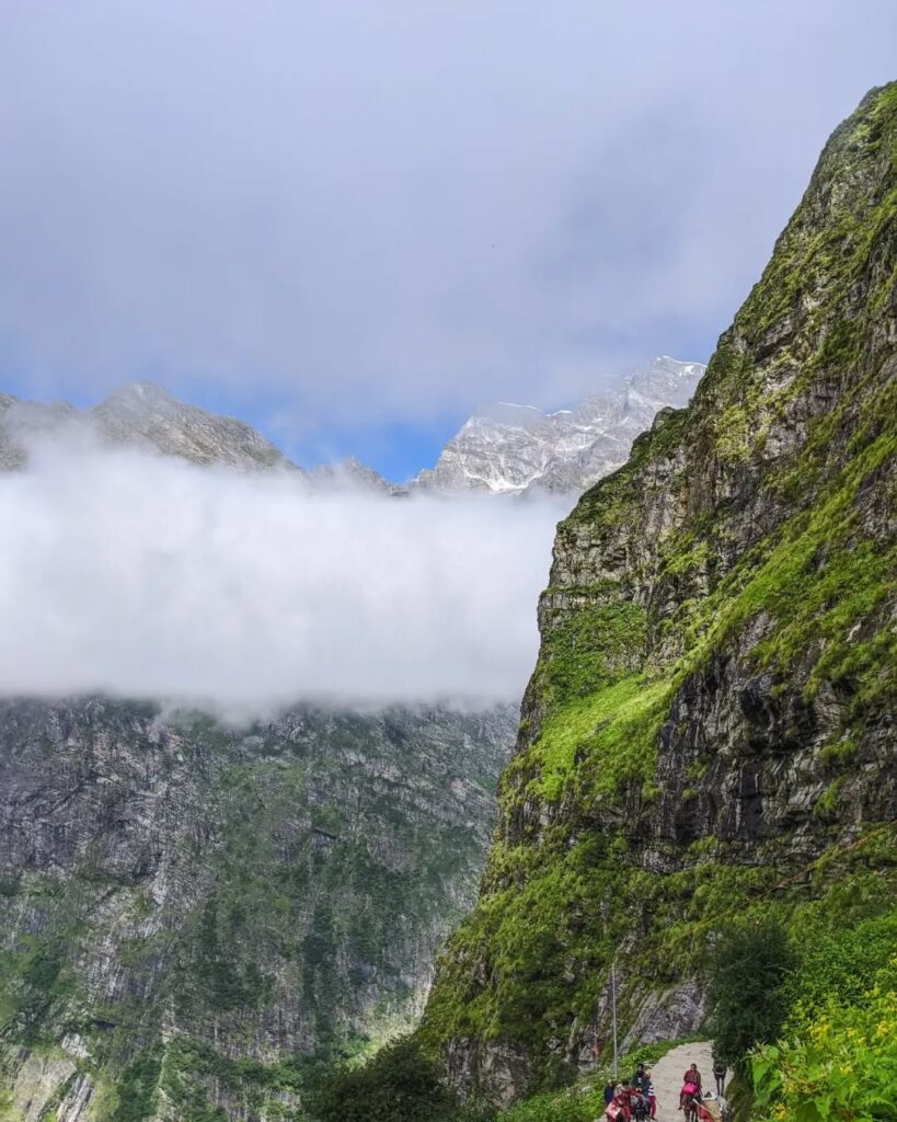 Breathtaking Himalayan views on the Hemkund trail