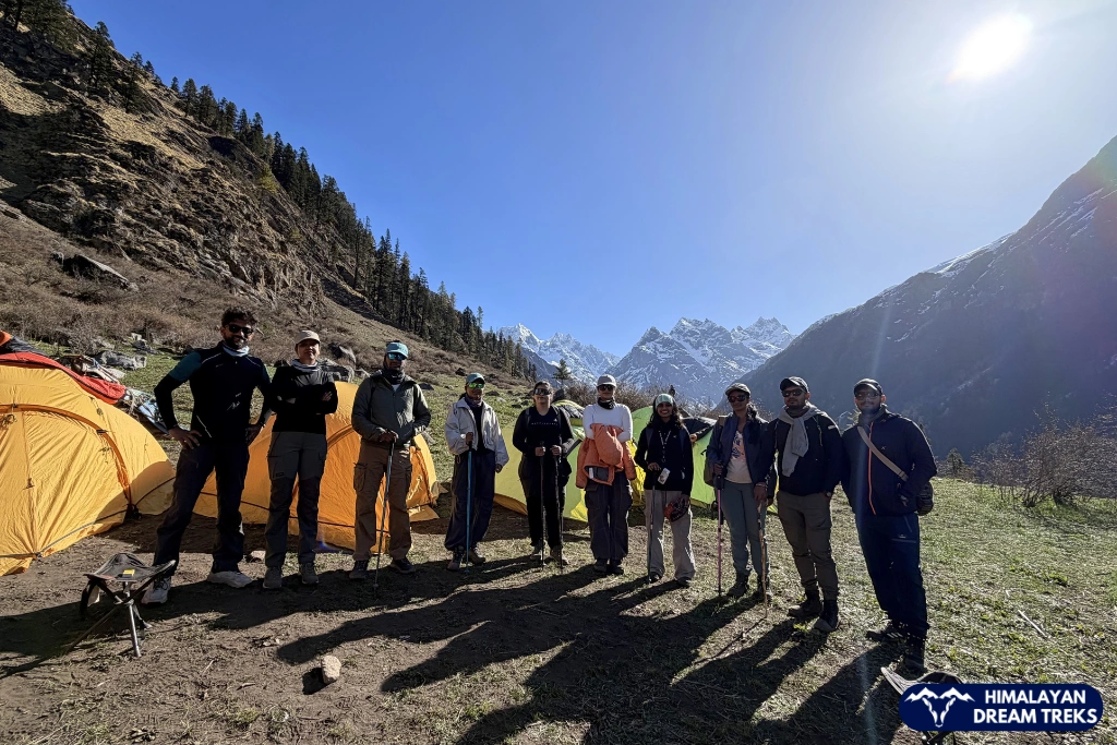 trekkers in har ki dun
